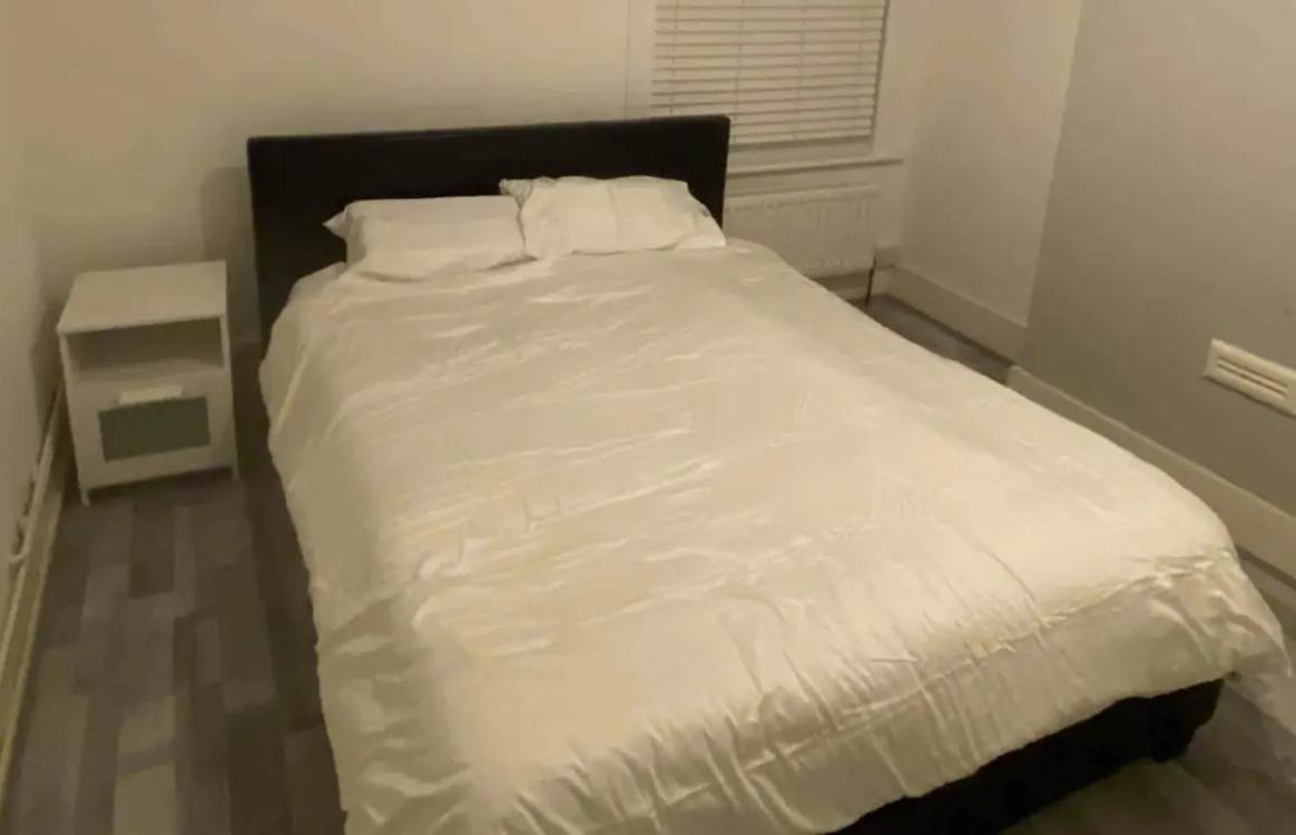 Double And Single Bedrooms In Flat * Londra