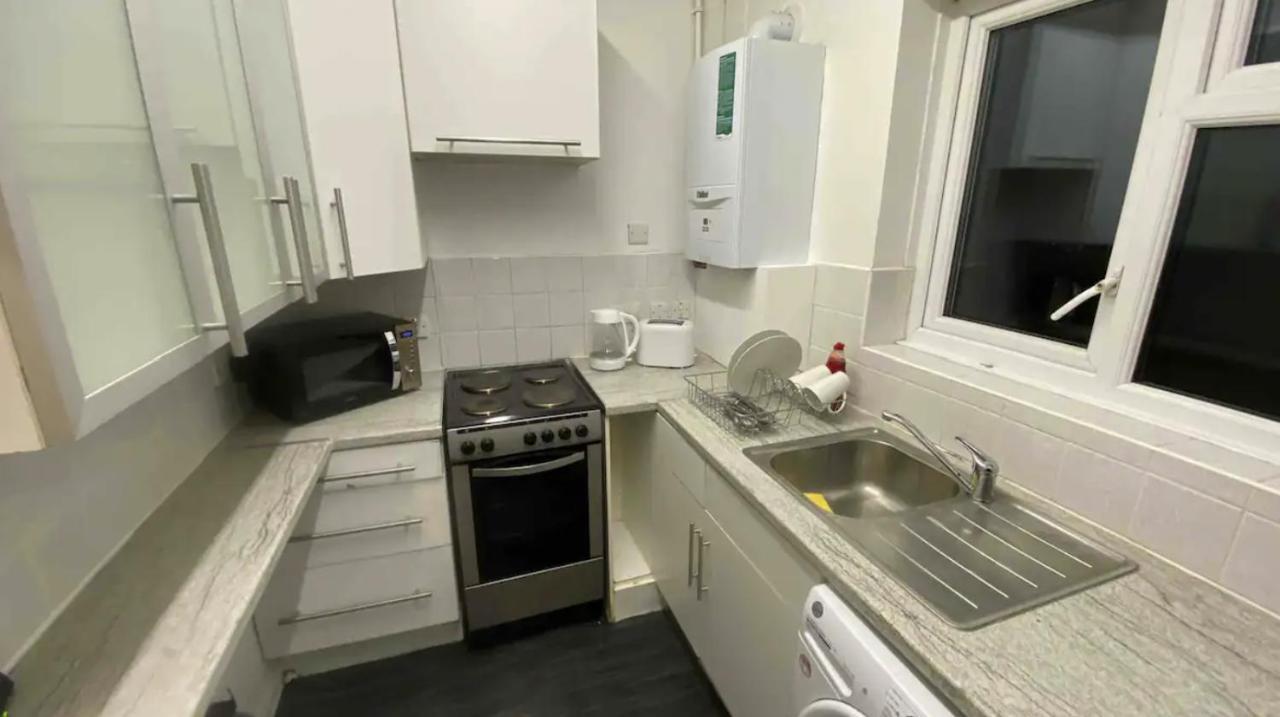 Double And Single Bedrooms In Flat Londra