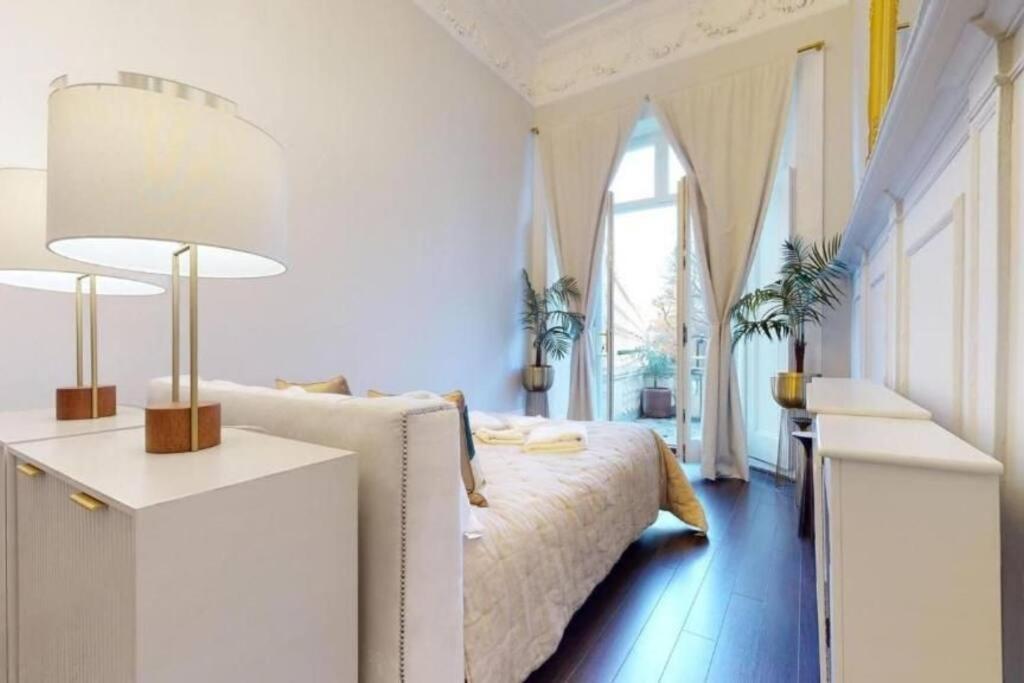 Stunning Hyde Park With Private Balcony & Lift Elevator Access Appartamento