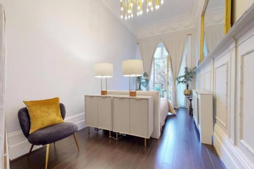 Stunning Hyde Park With Private Balcony & Lift Elevator Access Appartamento