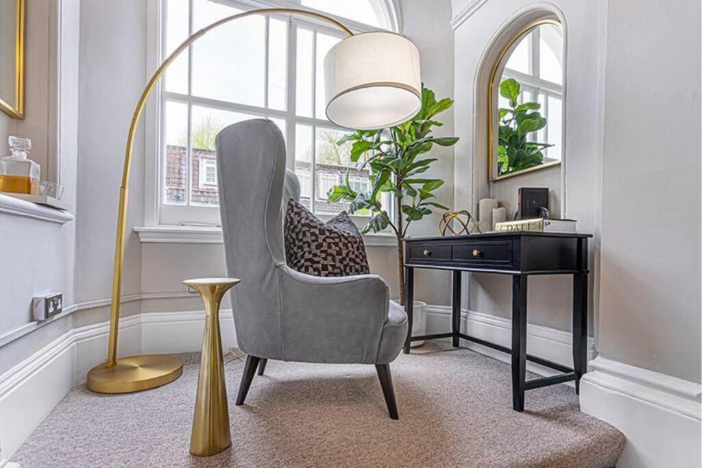 Stunning Hyde Park With Private Balcony & Lift Elevator Access Appartamento *
