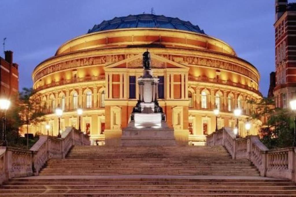 Gorgeous Hyde Park With Elevator Access By Tube Metro Stations Appartement Londen