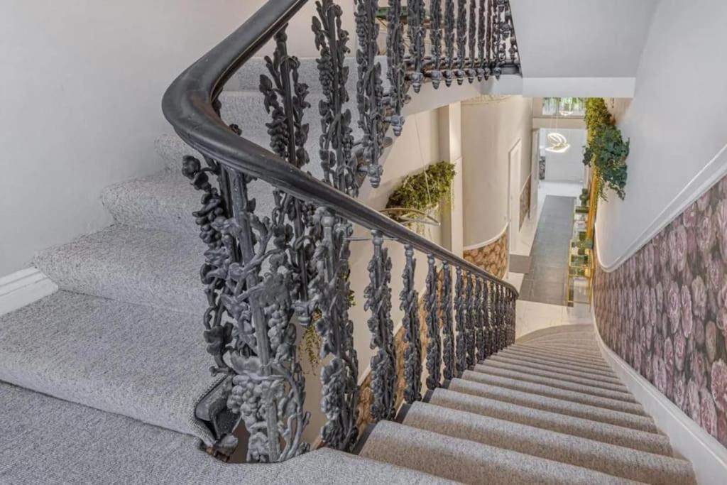 Gorgeous Hyde Park With Elevator Access By Tube Metro Stations Londen