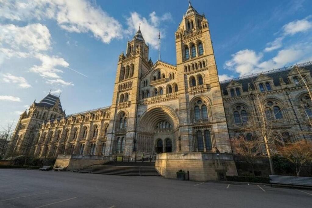 Gorgeous Hyde Park With Elevator Access By Tube Metro Stations Londen