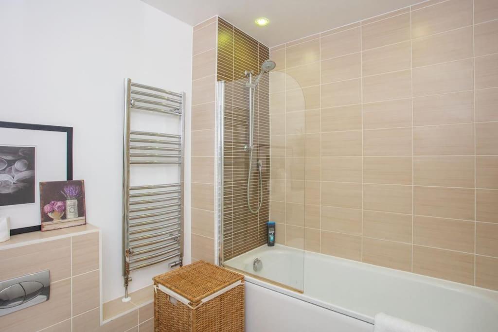 Unique & Welcoming 2bd Flat In Limehouse Appartamento *