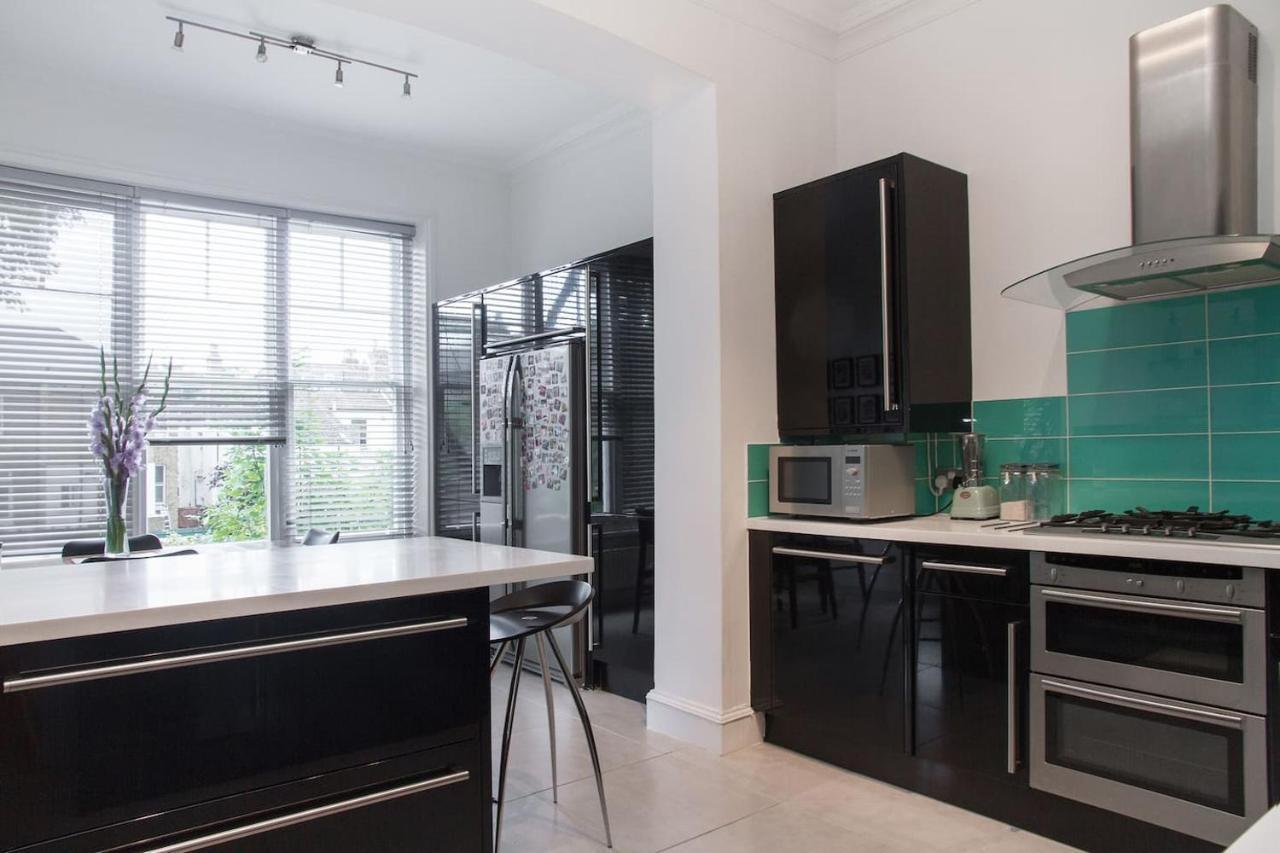 Bright & Spacious Modern 2 Bedroom Appartement