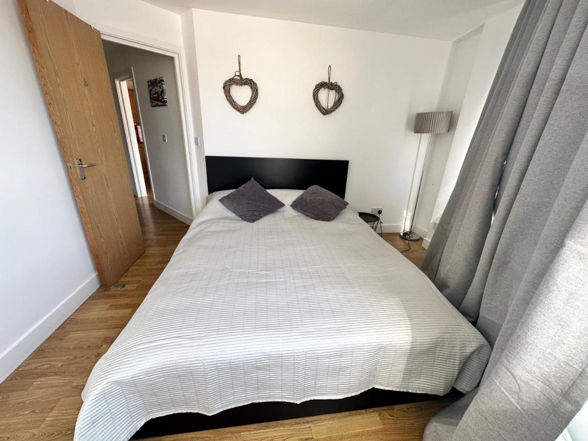 2 Bedroom Flat 1 Stop From Bridge Leilighet London
