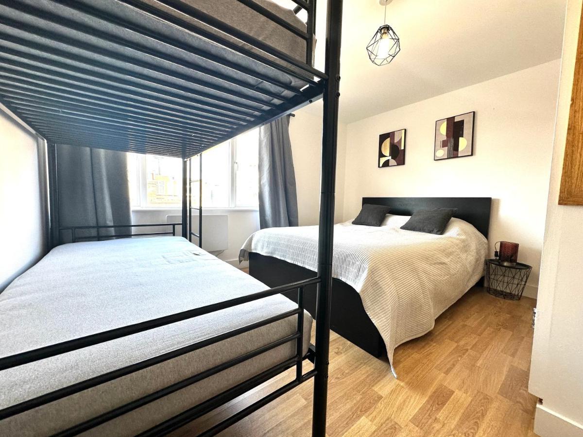 2 Bedroom Flat 1 Stop From Bridge Appartement *
