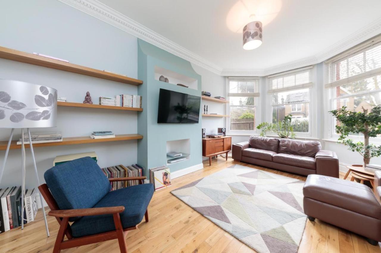 Bright & Spacious Modern 2 Bedroom Appartement *