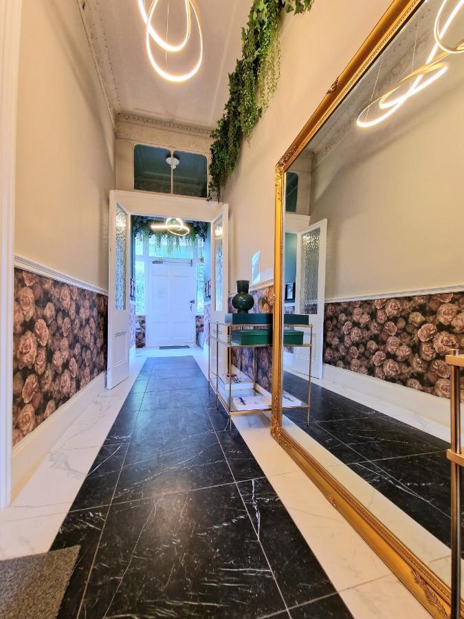 Brilliant 3 Bedroom's In Hyde Park With Elevator - 1 Flight Of Stairs Only