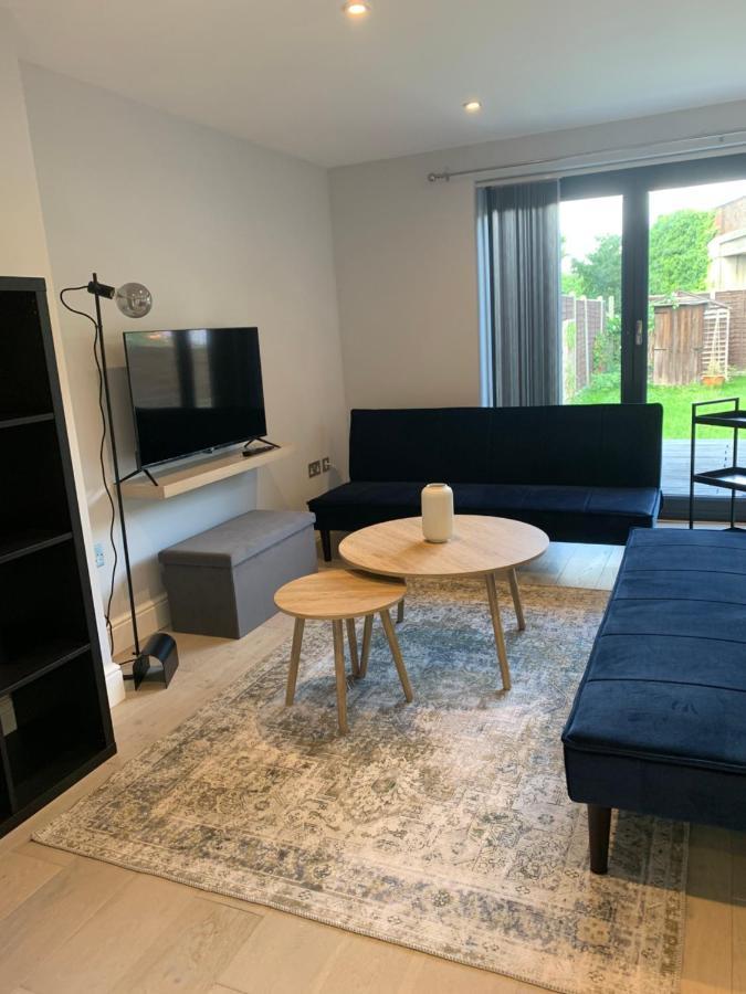 Wonderful 3 Bed Flat With Private Garden In Wimbledon - 1 The Queens Apartment *