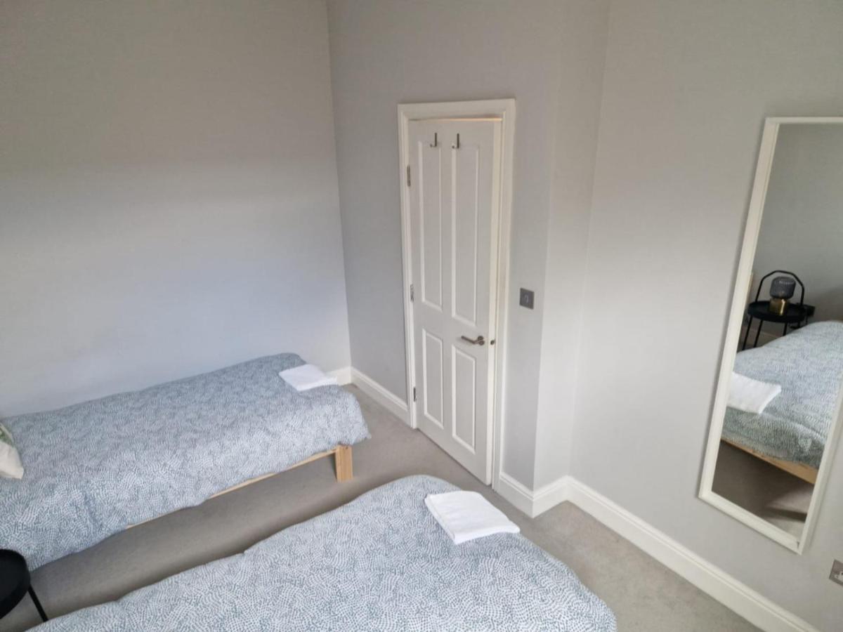 Wonderful 3 Bed Flat With Private Garden In Wimbledon - 1 The Queens London
