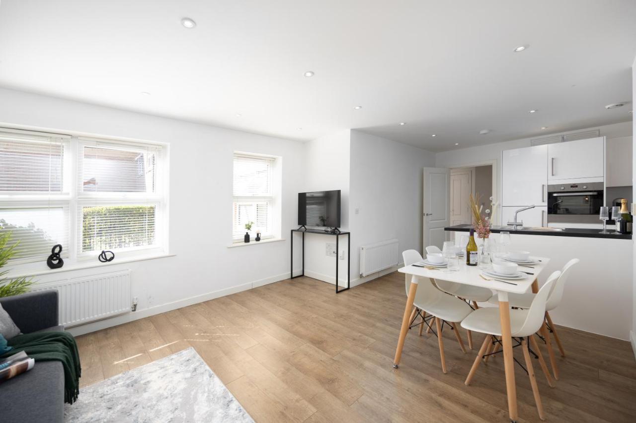 Apartment Contemporary 2-bedroom London