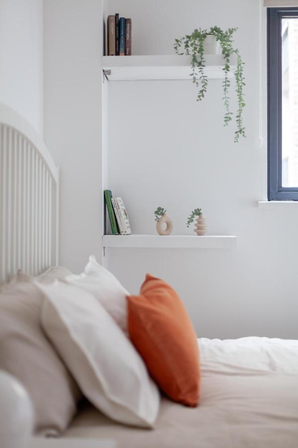 Arte - 3-bed 3-bath Nordic Style Minimalistic Flat, Hackney Downs Station 2 Min Walk, Great Location, Parking, Weekly Or Monthly Stays, Serviced - 6 People Appartement