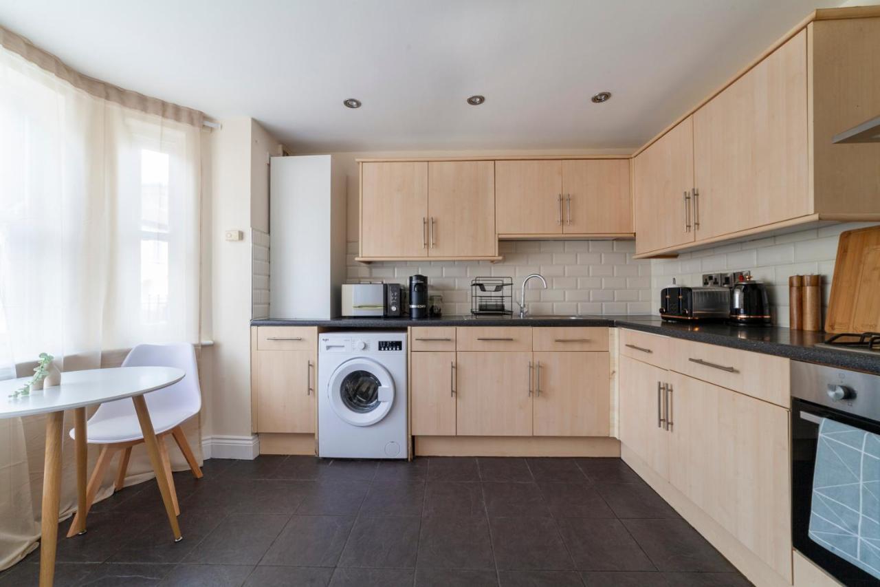 Arte Serviced Stratford - 3 Bedrooms 2 Bathrooms London, Stratford, Maryland, Free Parking, Garden, Weekly Or Monthly - Up To 8 Guests Semesterbostad *