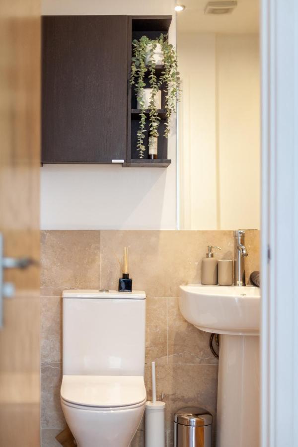 Arte - 3-bed 3-bath Nordic Style Minimalistic Flat, Hackney Downs Station 2 Min Walk, Great Location, Parking, Weekly Or Monthly Stays, Serviced - 6 People Appartement Londres