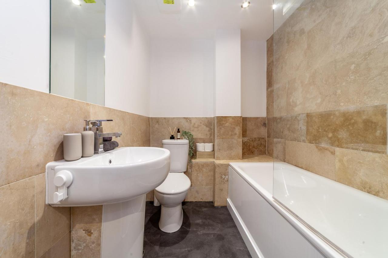 Arte - 3-bed 3-bath Nordic Style Minimalistic Flat, Hackney Downs Station 2 Min Walk, Great Location, Parking, Weekly Or Monthly Stays, Serviced - 6 People Appartement *