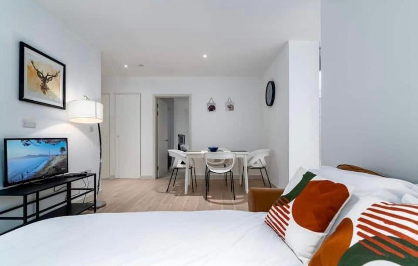 Contemporary Overlooking Barrier Park * Londres