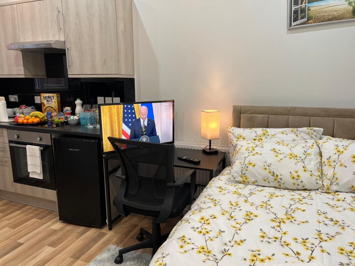 Grand Bleu - - Next To Piccadilly Line Tube Station & Brand New Facilities Hotell London