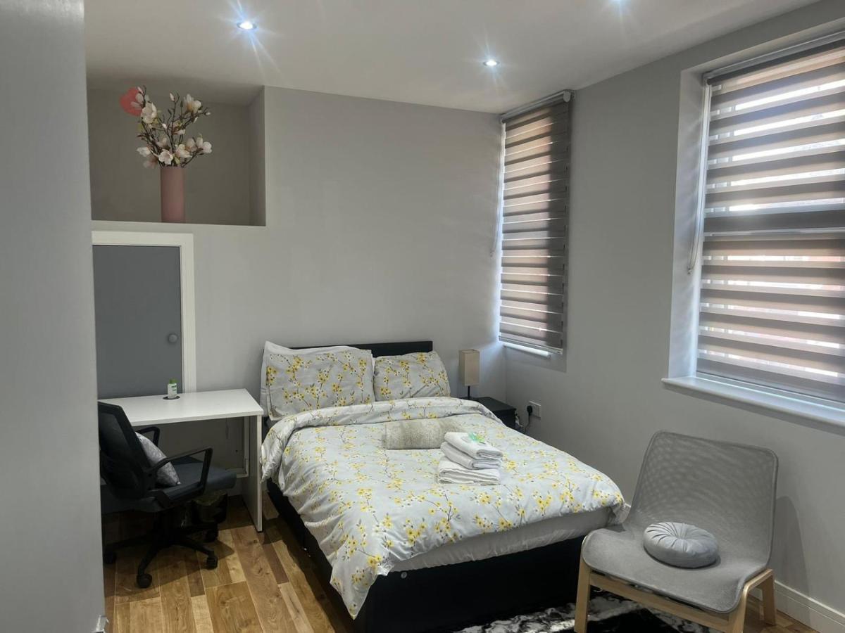Grand Bleu - - Next To Piccadilly Line Tube Station & Brand New Facilities Hotell