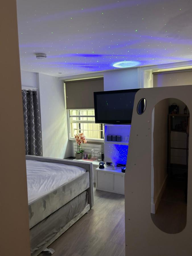Privat bolig Beautiful Double In A Location Next To Various Tube Stations With Breakfast And Yoga Options Available On Site