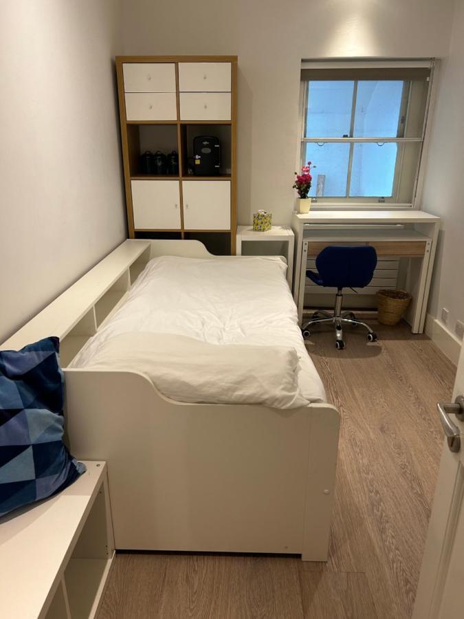 Privat bolig Beautiful Double In A Location Next To Various Tube Stations With Breakfast And Yoga Options Available On Site *