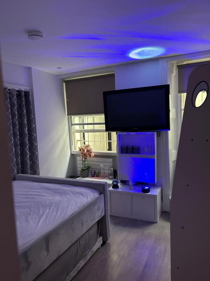 Beautiful Double In A Location Next To Various Tube Stations With Breakfast And Yoga Options Available On Site Privat bolig London