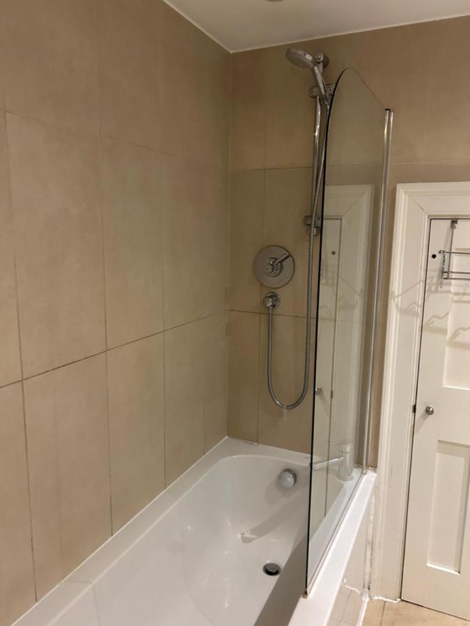 Beautiful Double In A Location Next To Various Tube Stations With Breakfast And Yoga Options Available On Site London