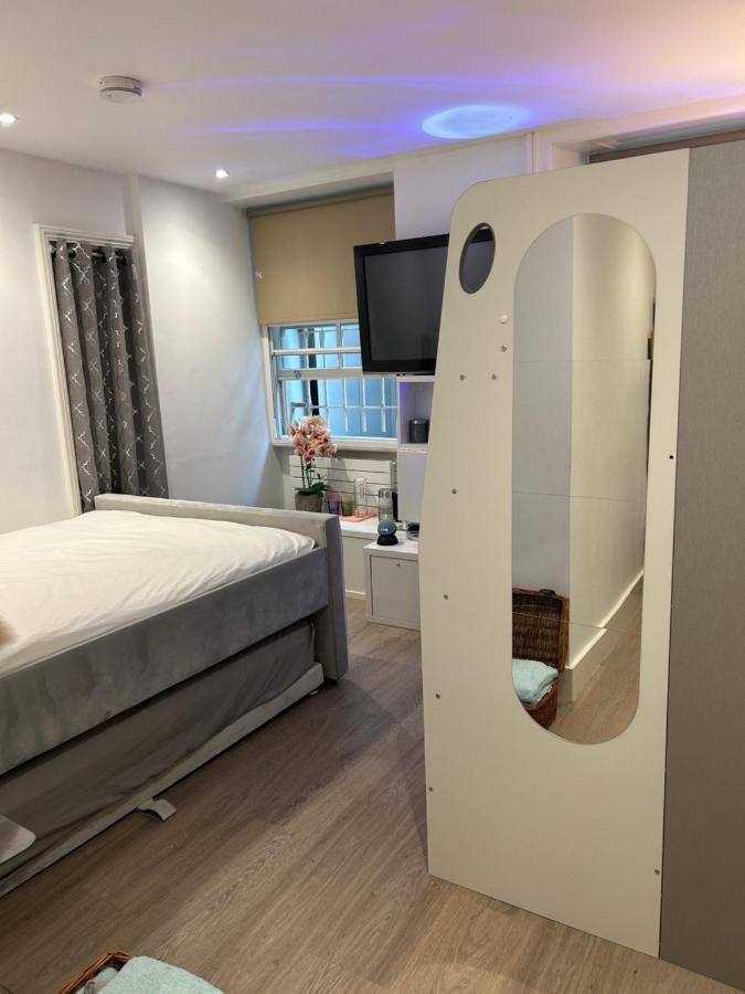 Privat bolig Beautiful Double In A Location Next To Various Tube Stations With Breakfast And Yoga Options Available On Site *