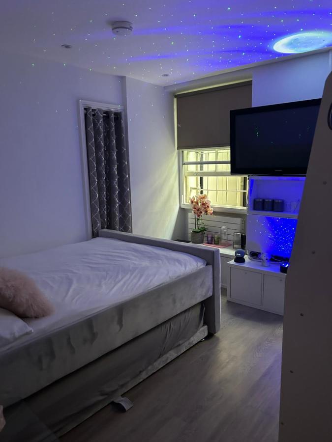 Beautiful Double In A Location Next To Various Tube Stations With Breakfast And Yoga Options Available On Site London