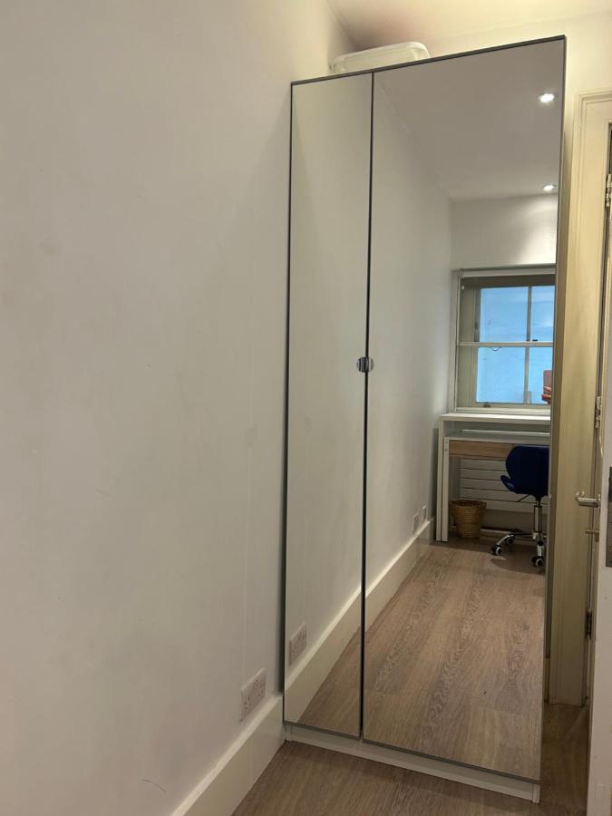Beautiful Double In A Location Next To Various Tube Stations With Breakfast And Yoga Options Available On Site Privat bolig *