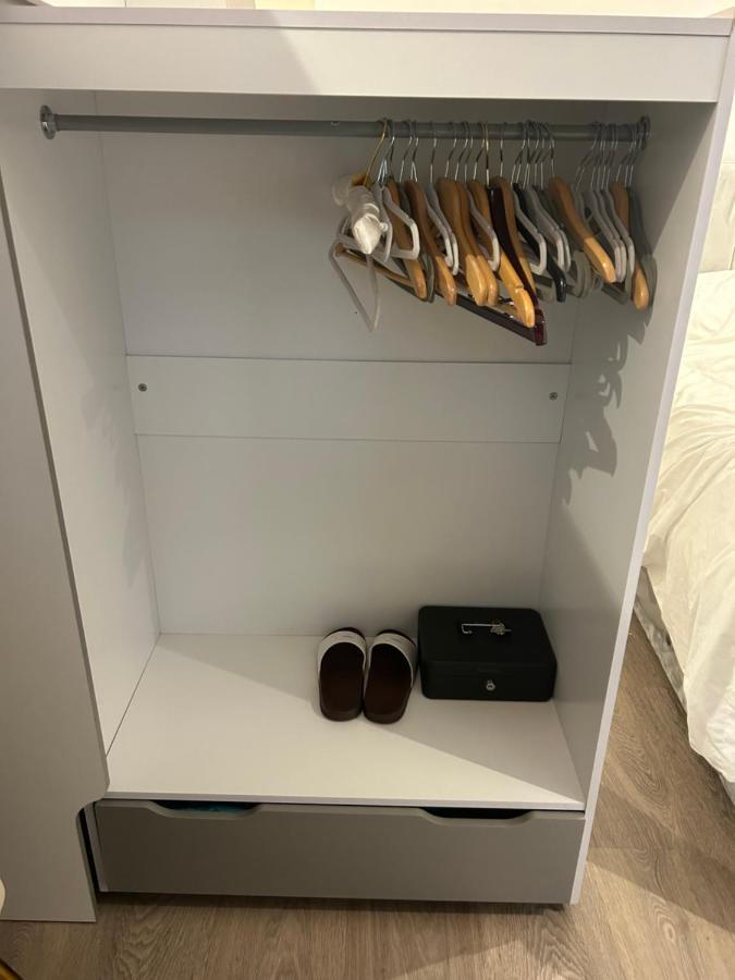 Beautiful Double In A Location Next To Various Tube Stations With Breakfast And Yoga Options Available On Site Privat bolig London