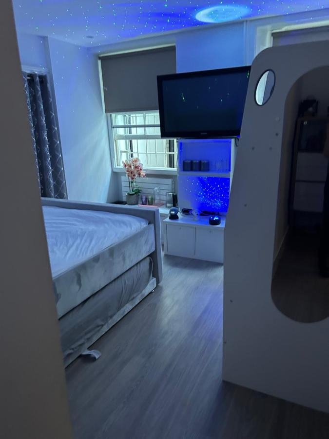 Privat bolig Beautiful Double In A Location Next To Various Tube Stations With Breakfast And Yoga Options Available On Site *