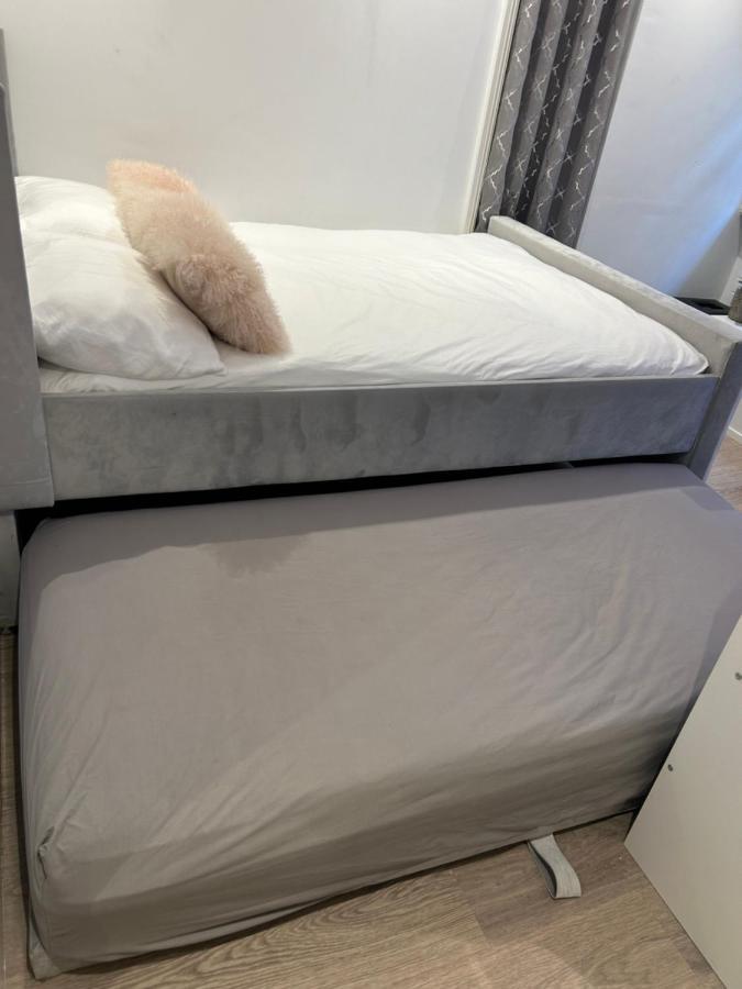 Beautiful Double In A Location Next To Various Tube Stations With Breakfast And Yoga Options Available On Site Privat bolig London