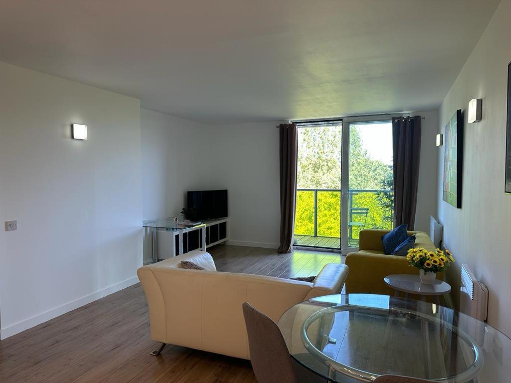 Luxury Modern 1 Bedroom With Balcony Apartment *