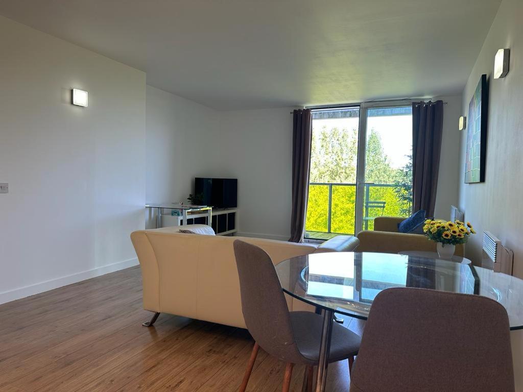 Apartment Luxury Modern 1 Bedroom With Balcony London