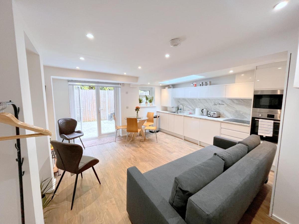 Two Bedroom Flat With Private Patio In Battersea Lägenhet