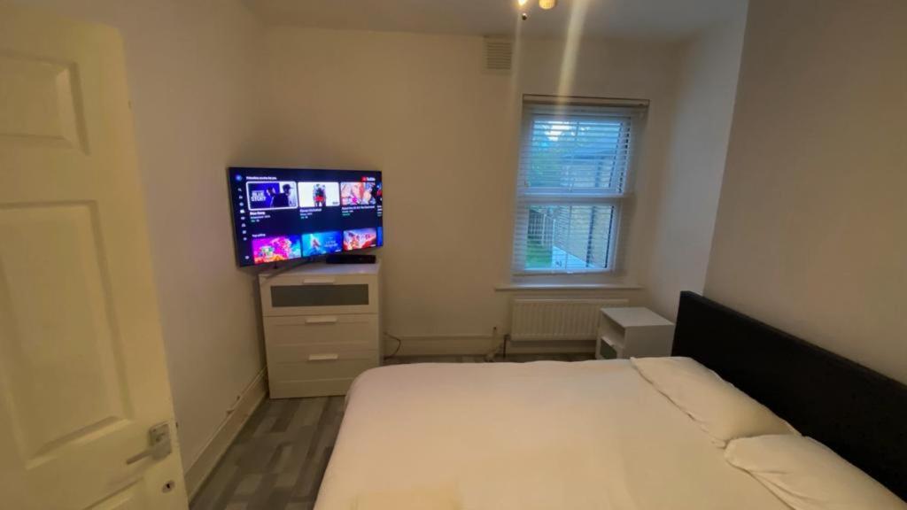 Double And Single Bedrooms In Flat Londra