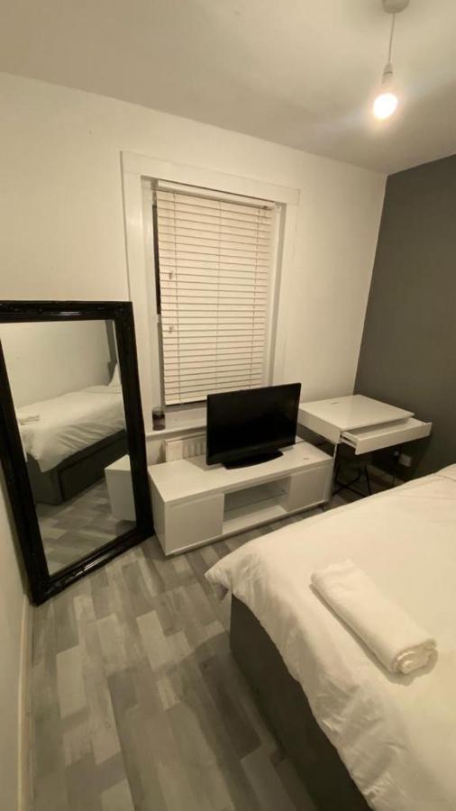 Double And Single Bedrooms In Flat Londra
