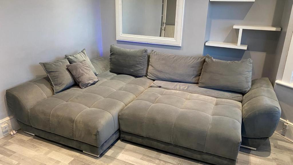 Double And Single Bedrooms In Flat * Londra