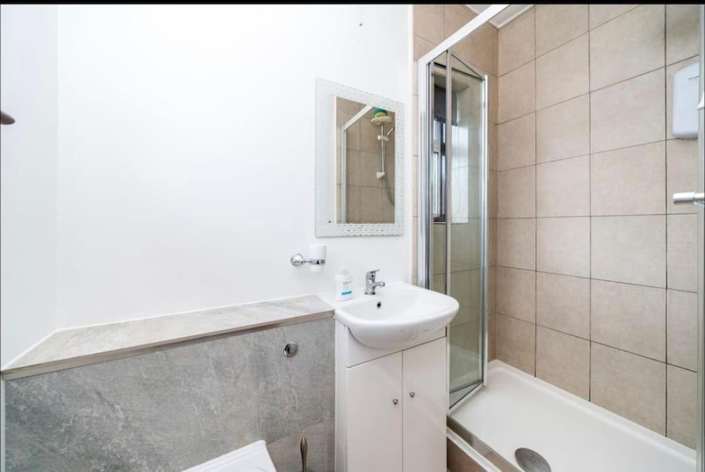 Lägenhet Immaculate Spacious 3 Bedrooms Flat Wembley Park