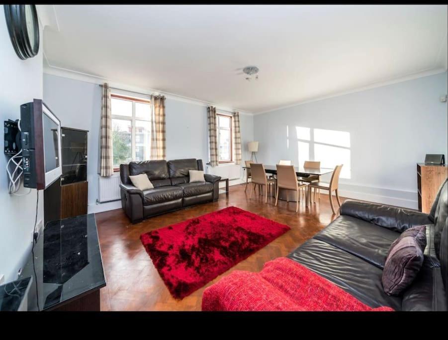Immaculate Spacious 3 Bedrooms Flat Wembley Park Lägenhet London