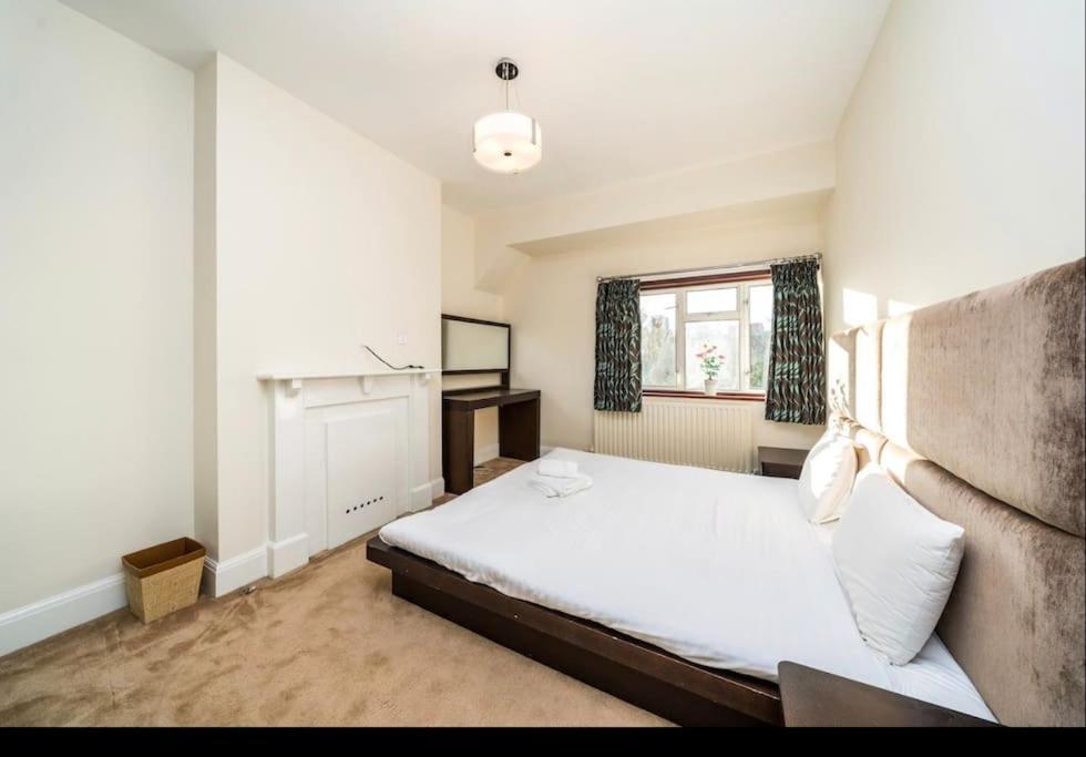 Lägenhet Immaculate Spacious 3 Bedrooms Flat Wembley Park London