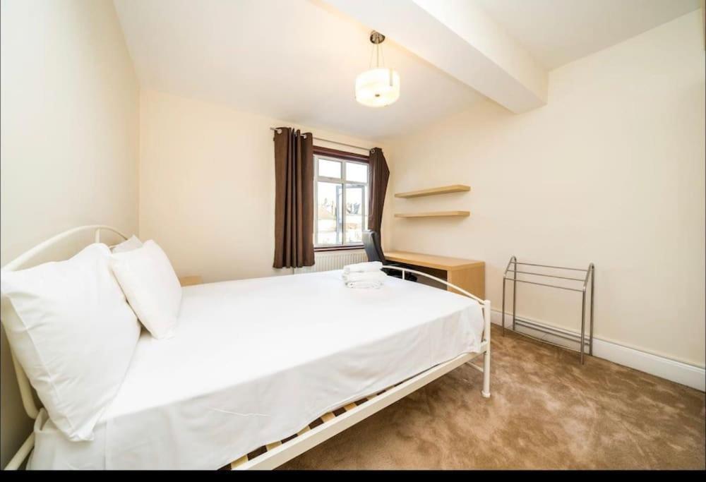 Immaculate Spacious 3 Bedrooms Flat Wembley Park Lägenhet London