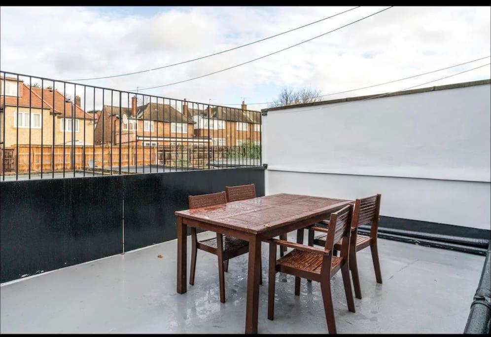 Immaculate Spacious 3 Bedrooms Flat Wembley Park Lägenhet *