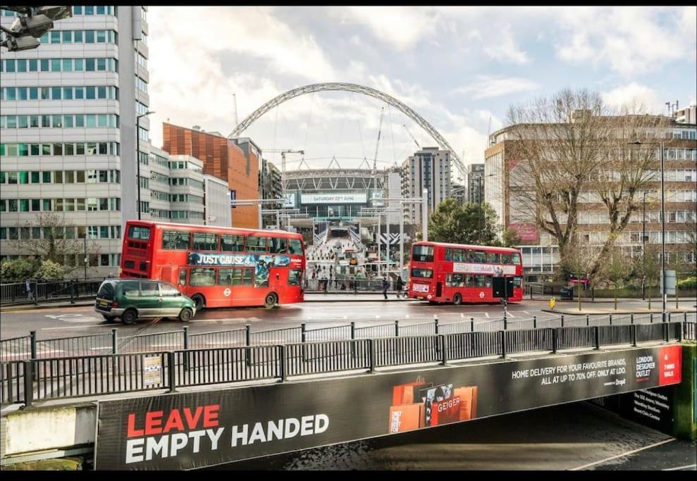Immaculate Spacious 3 Bedrooms Flat Wembley Park Lägenhet *