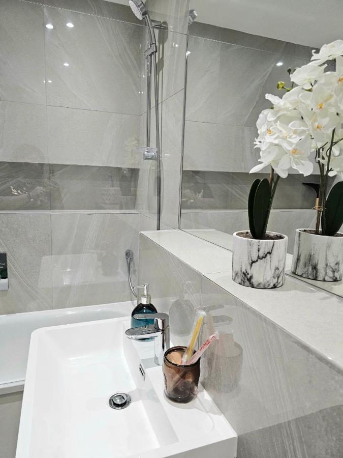 C2, Spacious 2 Bedroom Flat In Wembley Appartement Londen