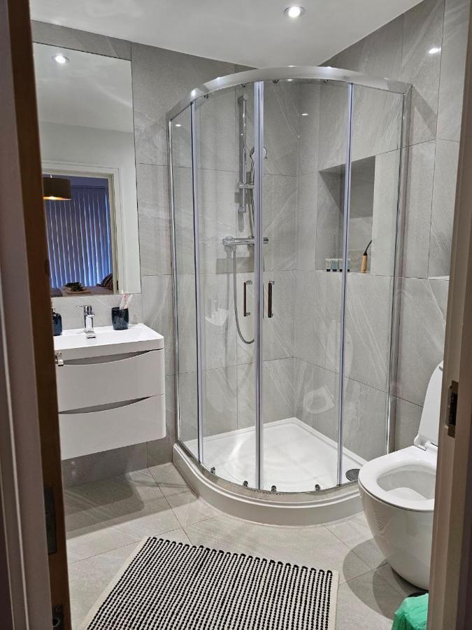 C2, Spacious 2 Bedroom Flat In Wembley Apartment *