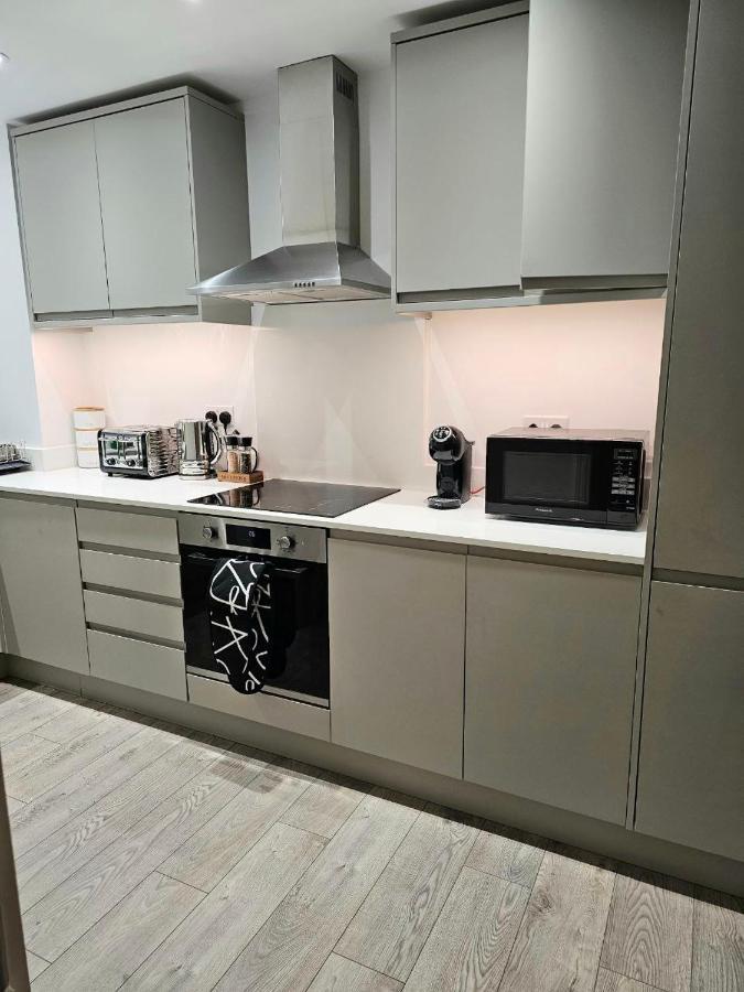 C2, Spacious 2 Bedroom Flat In Wembley Londen