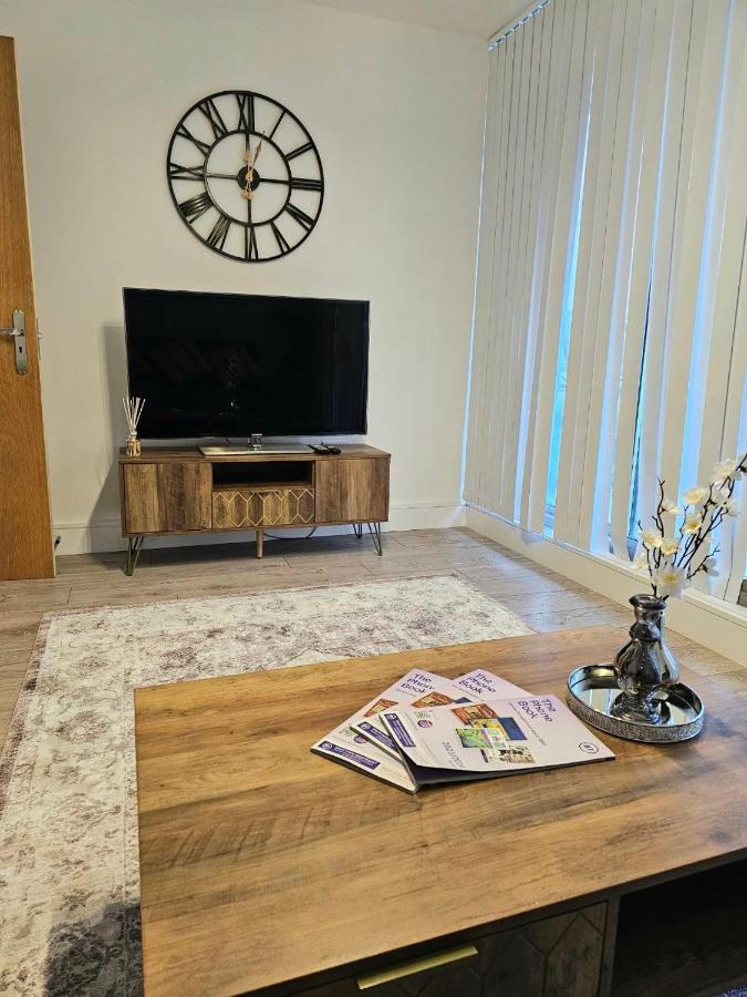 C2, Spacious 2 Bedroom Flat In Wembley Appartement Londen